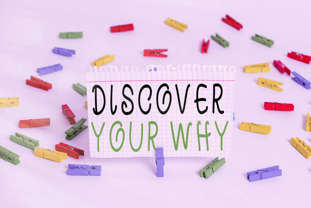 Napisz notatkę z "Discover Your Why". Biznes zdjęcia pokazując znając przyczynę i cel siebie jest istnienie Kolorowe szpilki do ubrań puste przypomnienie biały piętro tło biuro. - Zdjęcie, obraz