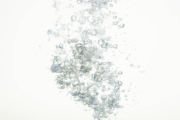 As bolhas na água fundo branco
 - Foto, Imagem