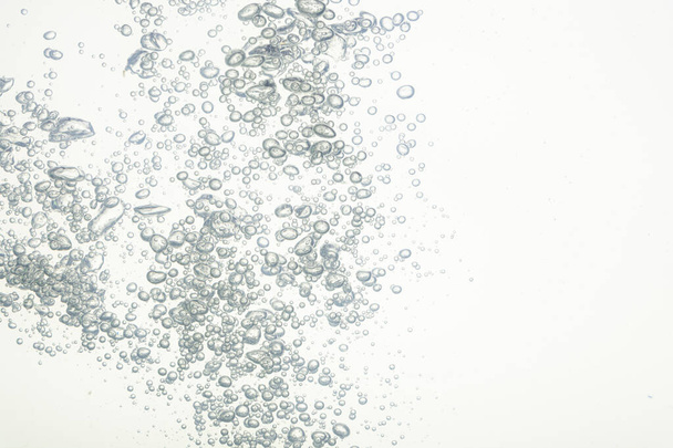Les bulles dans l'eau fond blanc - Photo, image