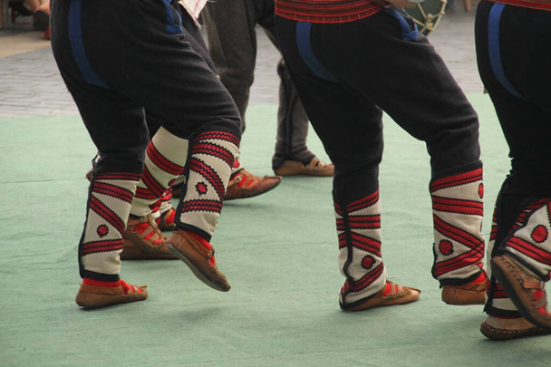Danza folclórica macedonia en un festival callejero
 - Foto, Imagen