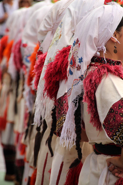 Danza folclórica macedonia en un festival callejero
 - Foto, Imagen