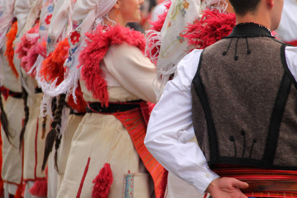 Македонський народний танець на вуличному фестивалі. - Фото, зображення