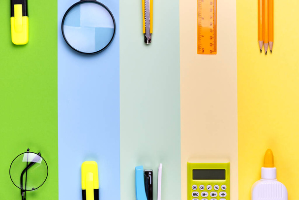 Diferentes ferramentas escolares em papel colorido cópia espaço fundo
. - Foto, Imagem