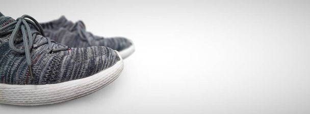 Крупный план серой моды спортивная обувь на белом фоне широкое фото
 - Фото, изображение