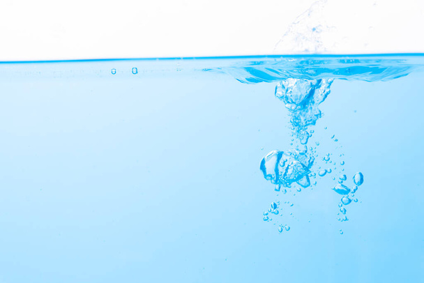 Die Wasseroberfläche und blaue Wasserblasen - Foto, Bild