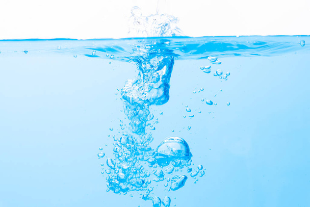 A víz felszíne és a kék víz buborékok - Fotó, kép