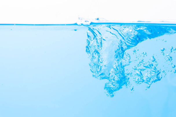 Поверхность воды и синие пузырьки воды
 - Фото, изображение