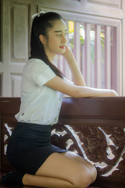 portrait de thai adulte étudiant université uniforme belle fille se détendre et sourire - Photo, image
