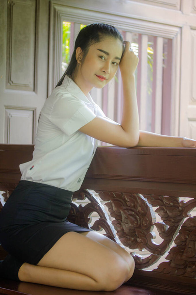 портрет тайского взрослого студенческого университета униформа красивая девушка расслабиться и улыбаться - Фото, изображение
