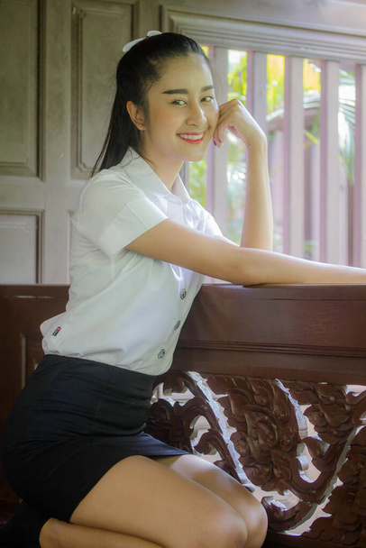 πορτρέτο του Thai ενηλίκων φοιτητής πανεπιστήμιο ομοιόμορφη όμορφη κοπέλα χαλαρώστε και χαμόγελο - Φωτογραφία, εικόνα