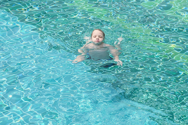 słodkie mały chłopiec w basen - Zdjęcie, obraz