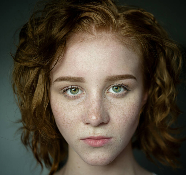 Hermosa joven con el pelo rojo
 - Foto, Imagen