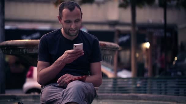 Man sending sms, texting on smartphone - Video, Çekim