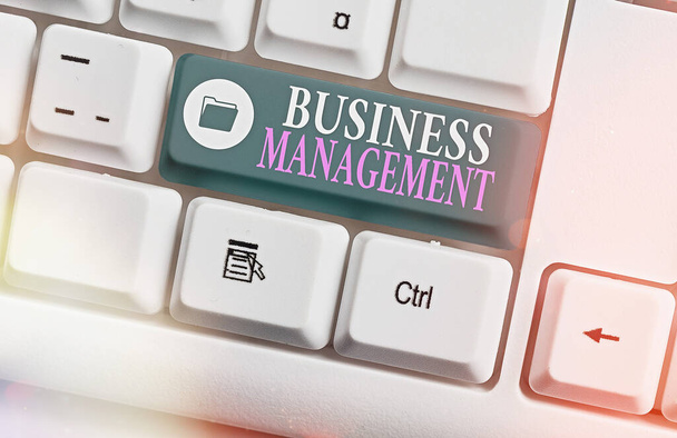 Handschriftliches Textschreiben Business Management. Konzept bedeutet Akt der Organisation, um die Ziele zu erreichen. - Foto, Bild