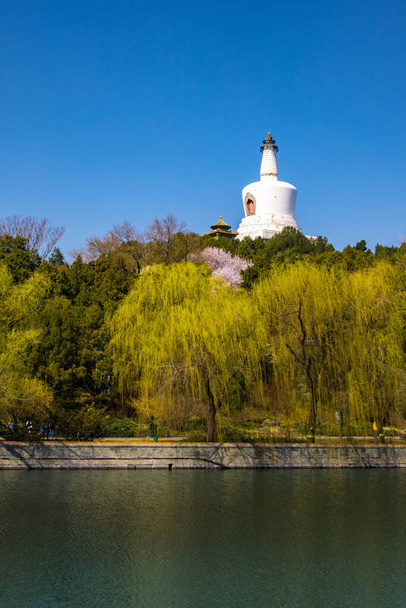 Pagoda bianca e acqua di lago a Beihai Park, Pechino, Cina. Isola di Qionghua nel lago di Beihai Park, Pechino, Cina. - Foto, immagini