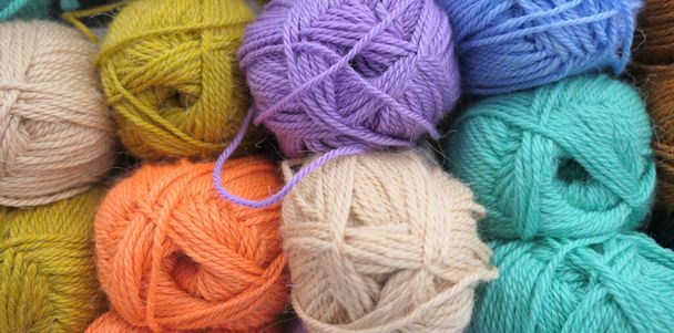 Gros plan des boules de laine colorées - Photo, image