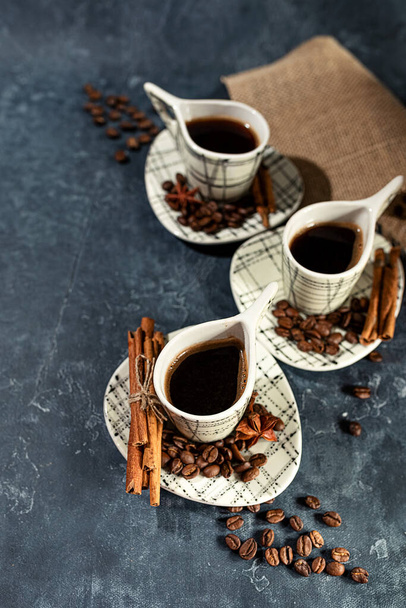 композиція з арабікою кава в легких чашках, незвичайної форми, на темному графітовому фоні. концепція приготування кави вдома. вибірковий фокус
. - Фото, зображення