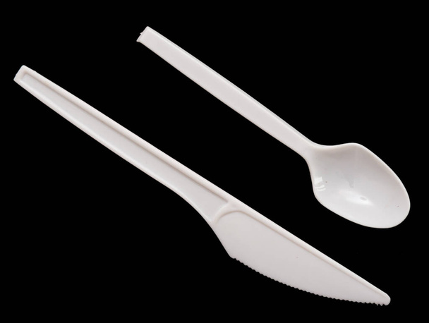 Пластиковый нож и ложка изолированы на белом фоне
 - Фото, изображение