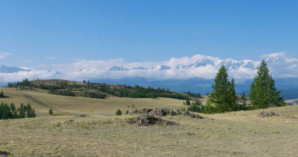 Cordillera Severo Chuiskii y valle de montaña
 - Foto, imagen