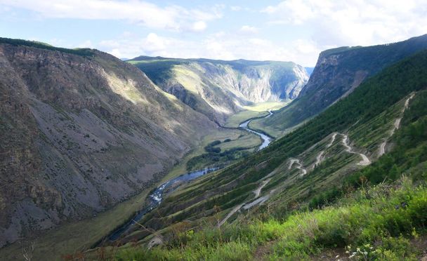 カトゥヤリク峠とチュリシュマン川の谷を渡る。アルタイ共和国,ロシア - 写真・画像