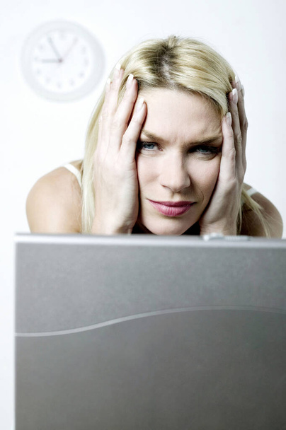Frustrated woman using laptop - Foto, Imagen