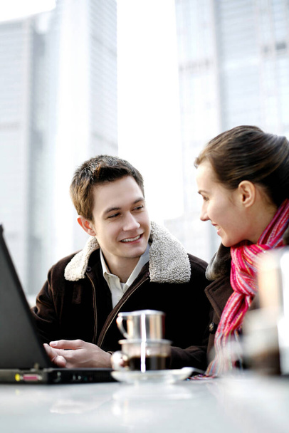 Couple talking and using laptop in the cafe - Foto, Bild