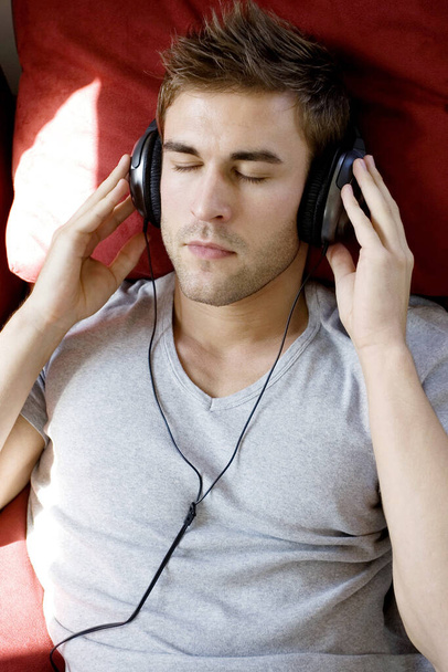 A man listening to music by headphone - Foto, Bild