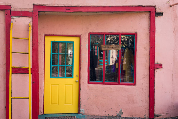 Multicolored shop entrance in Madrid, NM - Fotoğraf, Görsel