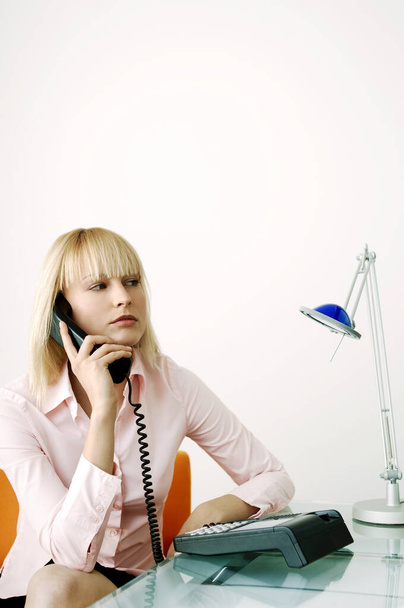 Businesswoman talking on the phone - 写真・画像