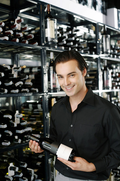 Man holding a bottle of wine - Φωτογραφία, εικόνα