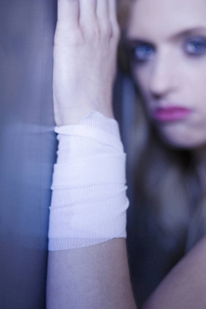 jeune femme avec poignet blessé - Photo, image