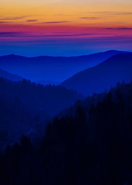 Brume multicolore en couches représentée lors d'un coucher de soleil dans les Grandes Montagnes Fumées - Photo, image