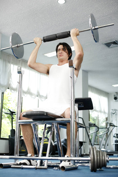 Man lifting barbell in the gym - Zdjęcie, obraz