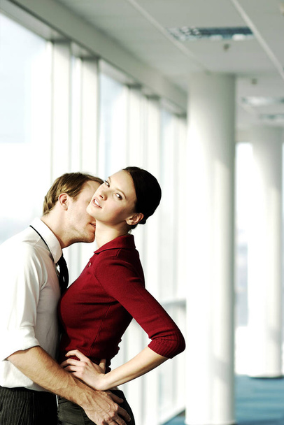 Dos ejecutivos besándose en pasillo de oficina - Foto, Imagen