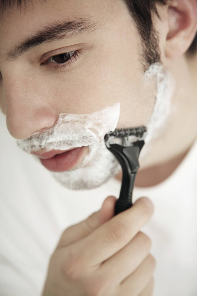 Man shaving face, close up - Φωτογραφία, εικόνα