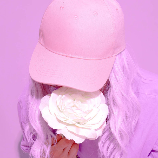Μόδα αισθητικό κορίτσι με τριαντάφυλλα σε μοντέρνα φρέσκα αξεσουάρ του καλοκαιριού. Ροζ καπάκι Βανίλια Pastel χρώμα σχεδιασμό - Φωτογραφία, εικόνα