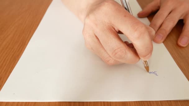 kobieta pisze list z przeprosinami długopisem i papierem - Materiał filmowy, wideo