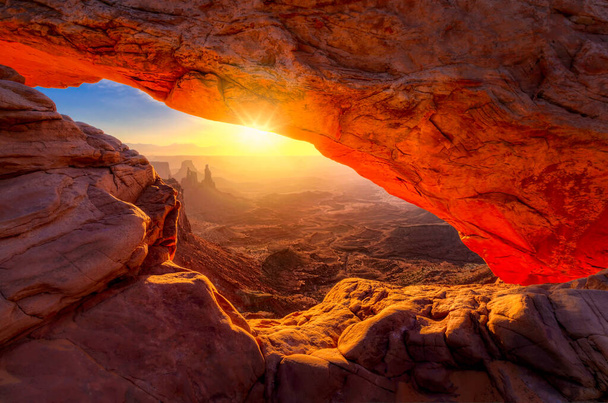 Iconica formazione rocciosa ad arco all'alba vicino a Moab, Utah
 - Foto, immagini