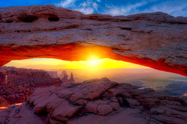 Iconische boogvormige rotsformatie bij zonsopgang nabij Moab, Utah - Foto, afbeelding