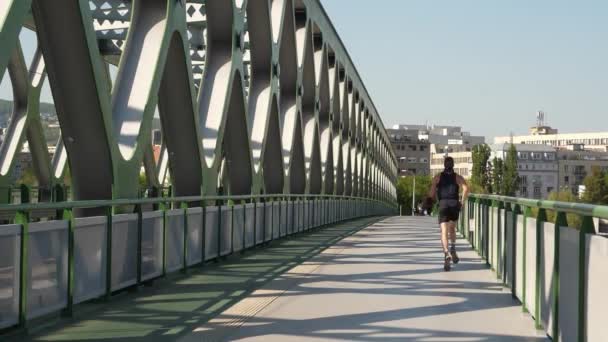 Person läuft auf Brücke in Bratislava - Filmmaterial, Video