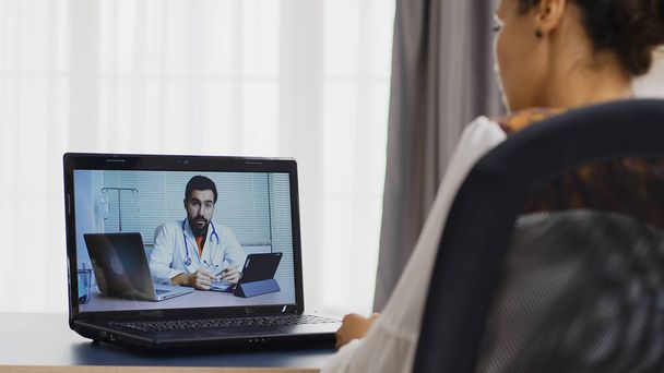 Naispotilas videopuhelussa terapeuttinsa kanssa - Valokuva, kuva