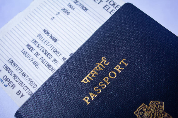 Gültiges Reisedokument in Bordkarte und Reisepass. Indische Pässe. - Foto, Bild