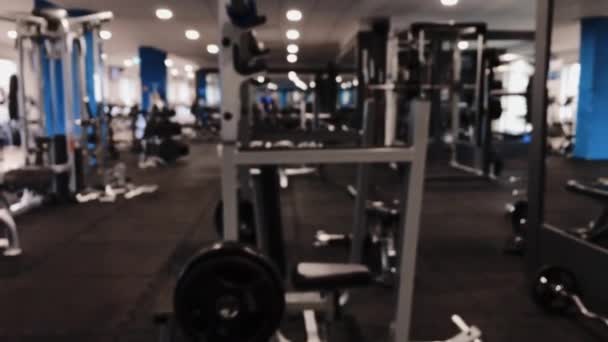 Vista desfocada de um ginásio da cidade com equipamentos para a rotina de fitness e treino, estilo de vida saudável e musculação
 - Filmagem, Vídeo