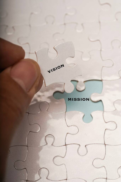 Концепция управления бизнесом: видение и формулировка миссии на кусочках головоломки
 - Фото, изображение