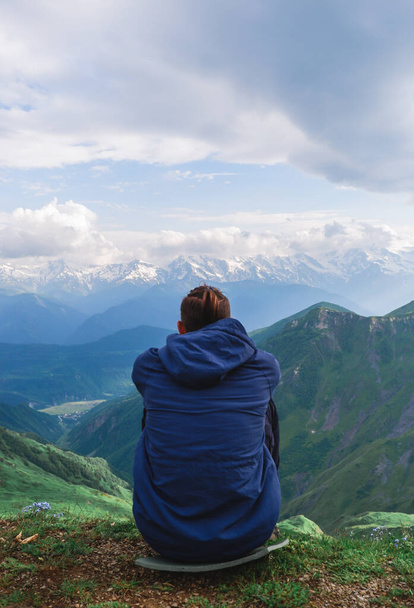 Ein Mann blickt auf die Berge. Kaukasus, Georgien, Svaneti. Männliche Reisende. - Foto, Bild