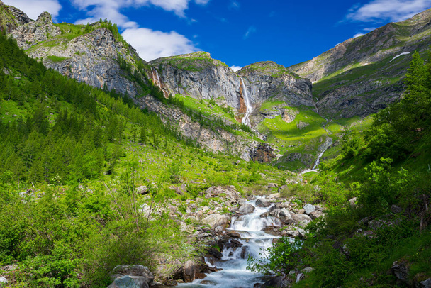 Landschaftlich reizvoller Wasserfall und Gebirgsfluss in den italienischen Alpen. Touristenziel Wandern Aktivität im Freien. Pis-Wasserfall bei Torino, Piemont, Italien - Foto, Bild