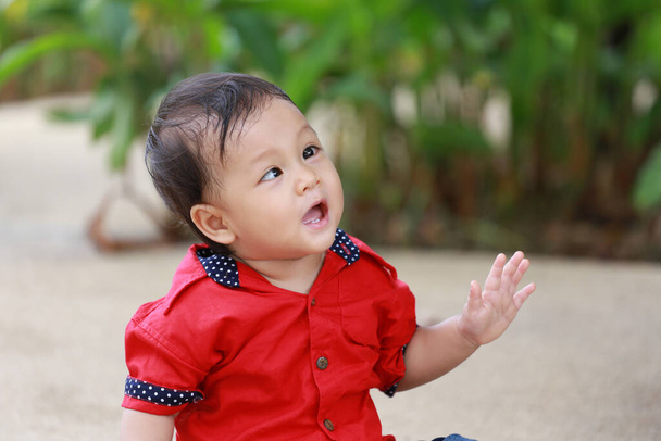 Menino asiático com estrabismo e ação lúdica, Retrato de bebê em conceito de saúde e médico. - Foto, Imagem