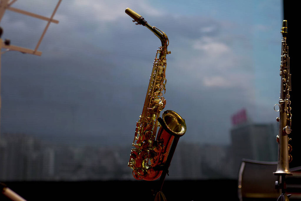 Saxofone em um palco. Instrumento de bronze. Um concerto de jazz. Saxofone
. - Foto, Imagem