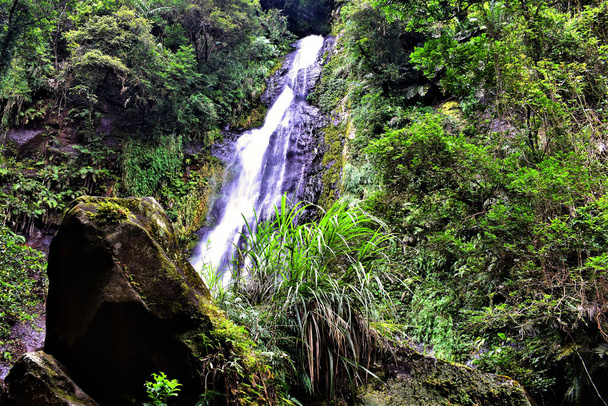 Condado de Yilan, Taiwan - Cachoeira de Wufengqi
 - Foto, Imagem