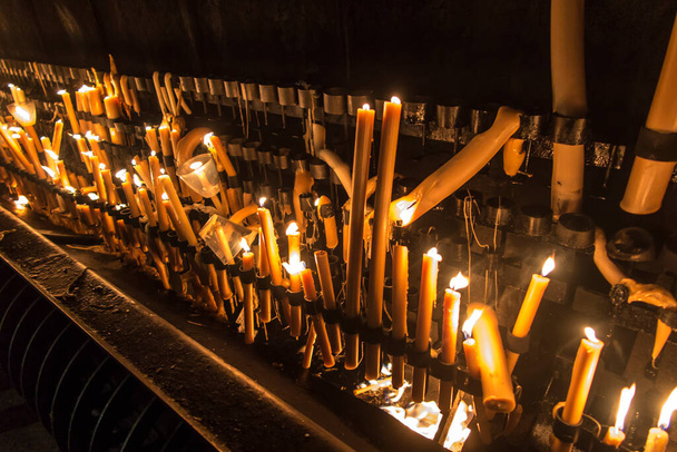 zapálené svíčky v mariánské svatyni ve Fatimě, Portugalsko - Fotografie, Obrázek